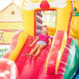 Structure gonflable à proximité du Camping Del Forte Camping à Marina di Bibbona Tohapi