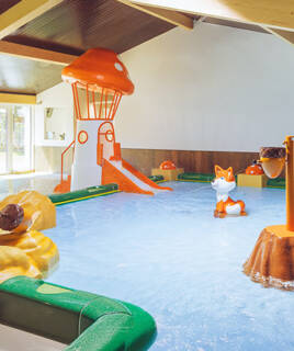Piscine couverte et chauffée au camping Kaatsheuvel en hiver