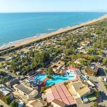 Vue aérienne du camping plage et bord de mer