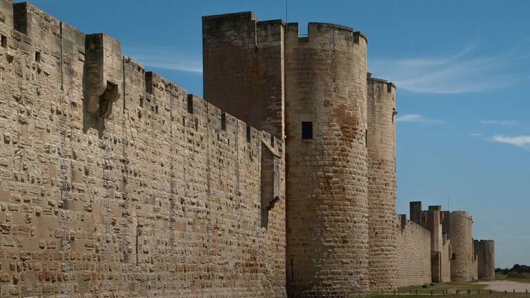 camping-aigues-mortes-remparts-poi-th