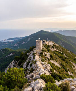 camping-saint-pierre-la-mer-patrimoine-tour-madaloc-ia-inspi-th