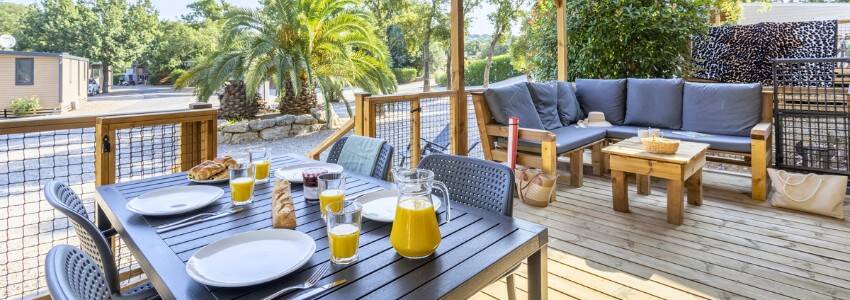 rich-block-edito-location-mobil-home-terasse-lounge-th