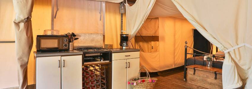 rich-block-edito-tente-safari-intérieur-th