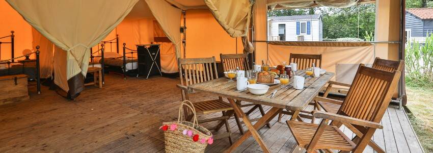 rich-block-terrasse-tente-safari-edito-th