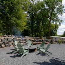 Brasero avec des chaises autour