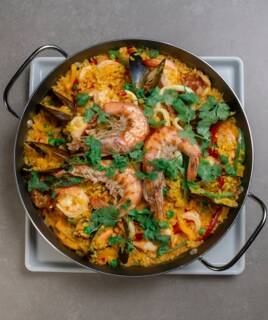 Paella dans une petite casserole vue du dessus