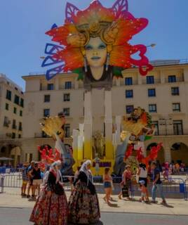Personnes déguisés lors du festival Hogueras San Juan à Alicante