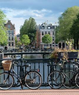 Velo sur un pont d'Amsterdam sous un ciel bleu