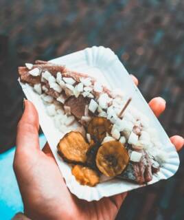 Harengs cuisiné avec des carottes dans une barquette