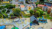 Village minuature de Madurodam avec des petites maison et un petit parc d'attraction