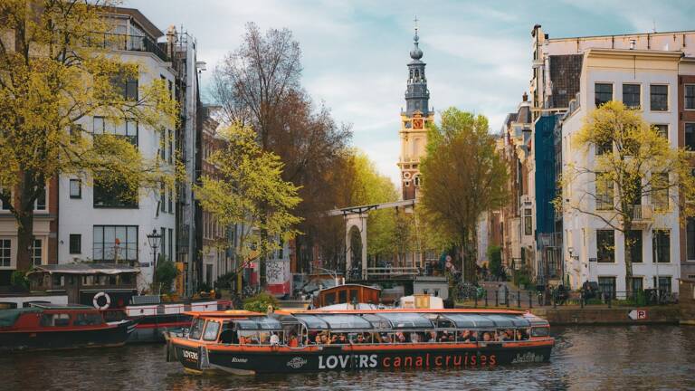 Centre ville d'Amsterdam, sous un ciel bleu