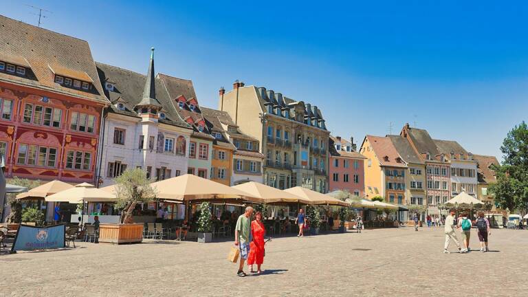 Place de la réunion de Mulhouse sous un grand soleil
