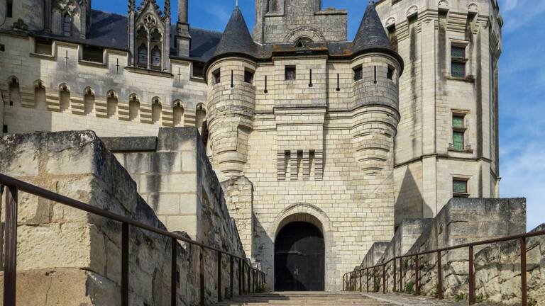 Porte d'entrée et façade avant du Château de Saumur