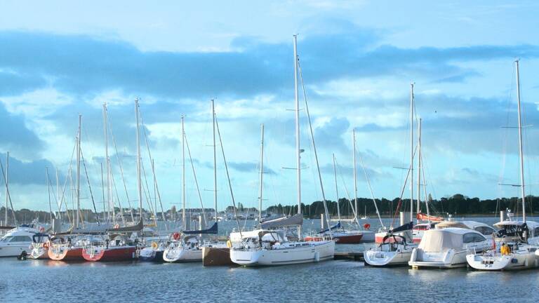 Port de Lorient avec quelques bateaux