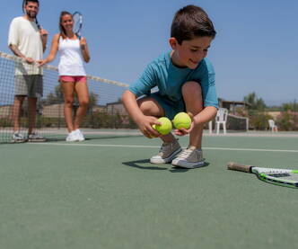 Camping avec terrain de tennis