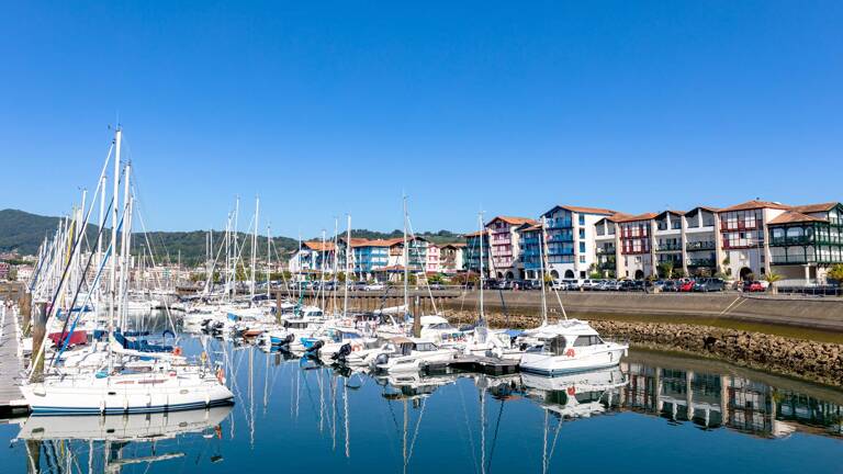 Le centre-ville et le port de Hendaye Tohapi