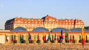 Les Planches, la plage et les parasols colorés Tohapi