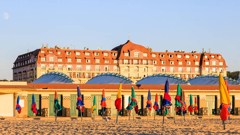 Les Planches, la plage et les parasols colorés Tohapi