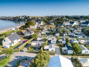 À 20 mètres de votre camping, la plage vous attend pour de belles vacances sous le soleil breton ! - Camping Le Domaine de Ker Ys, France, Bretagne, St Nic